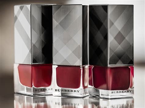 Burberry nails bold